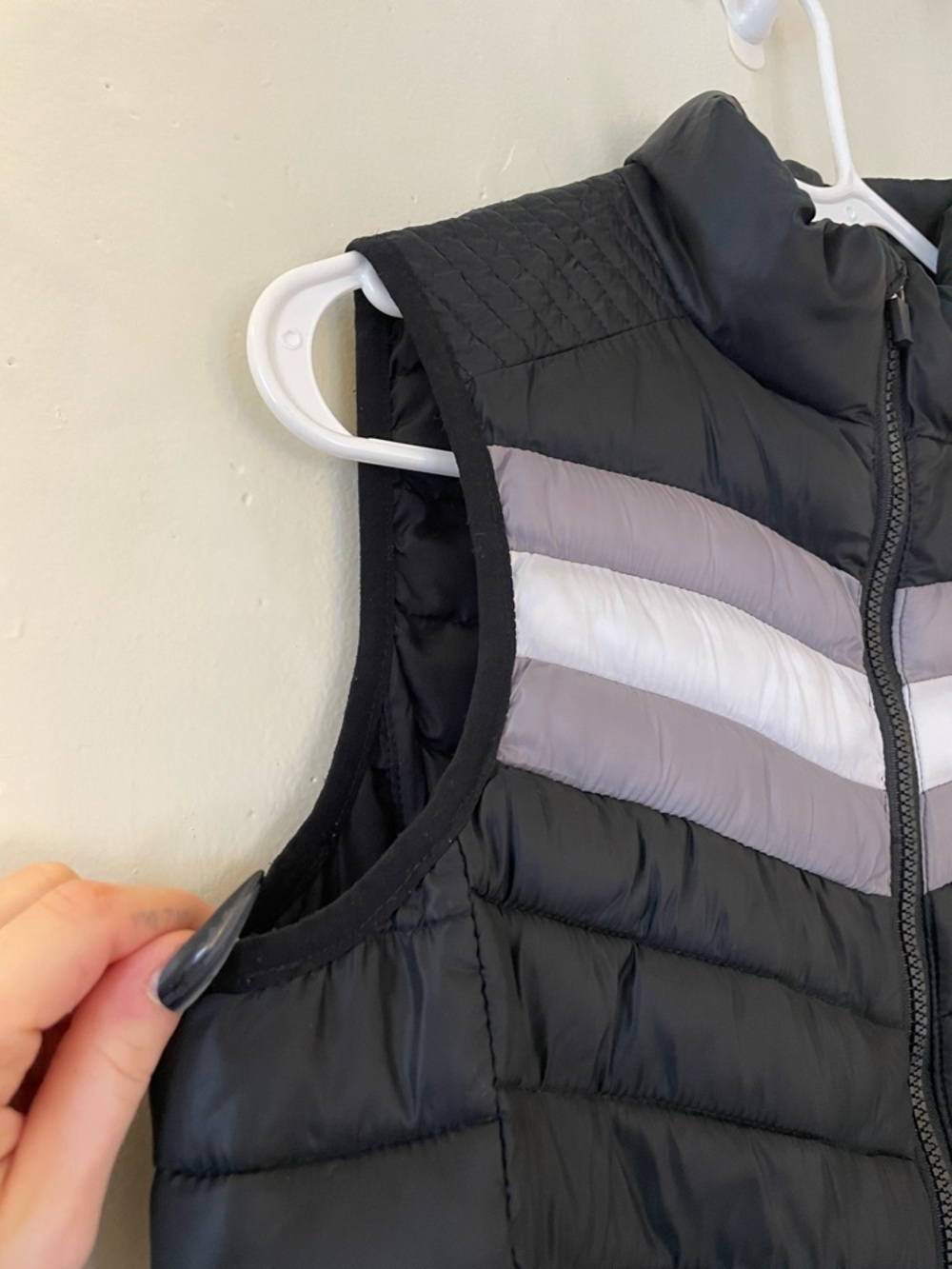 Fabletics Black Quilted Puffer Vest Gray White Chevron Active Yoga Comfy Light - Picture 11 of 16